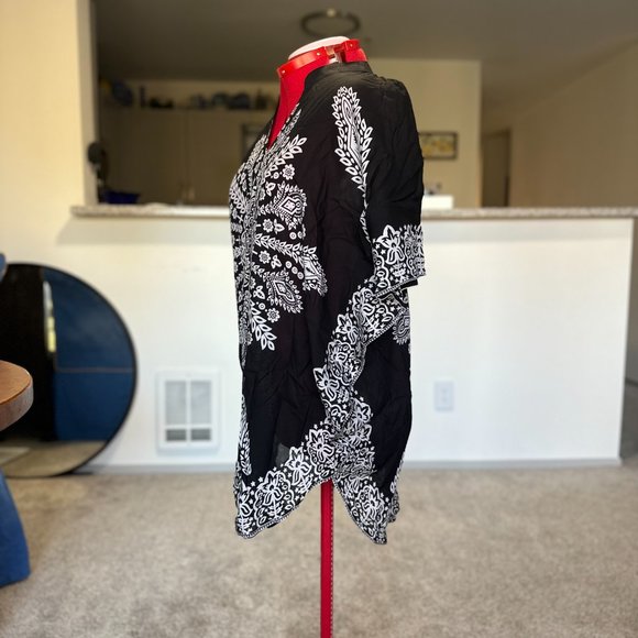 Feathers By Tolani Mandala Blouse - Picture 4 of 6